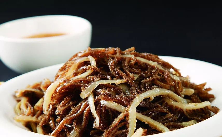 爆肚早在清乾隆年代就有记载,北京天桥有"爆肚石",门框胡同有"爆肚杨"