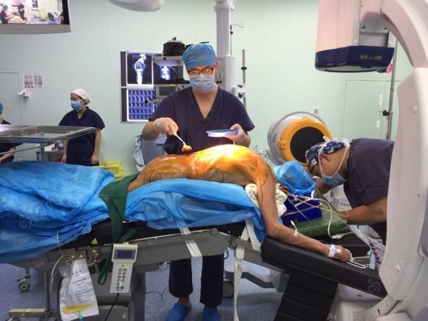 1,胸腰椎后路椎管减压矫形内固定术 手术采用胸椎后方正中入路,显露t8